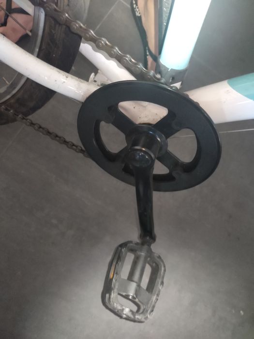 Bicicleta branca Decathlon