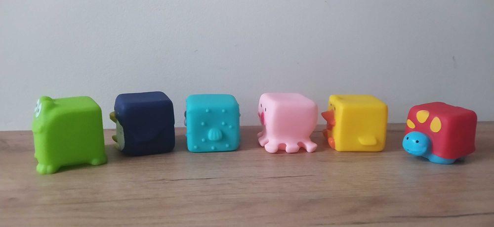 Zwierzątka gumowe kostki sensoryczne do kąpieli 12m+ Smiki Smyk