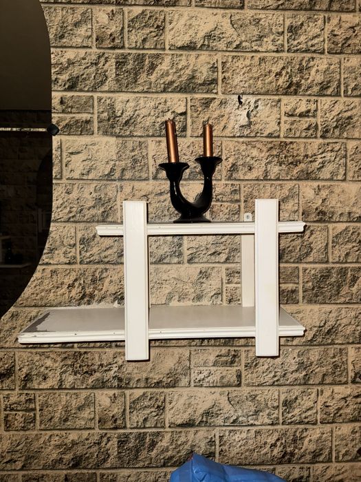 Regały szafki małe białe witrynki komoda mała