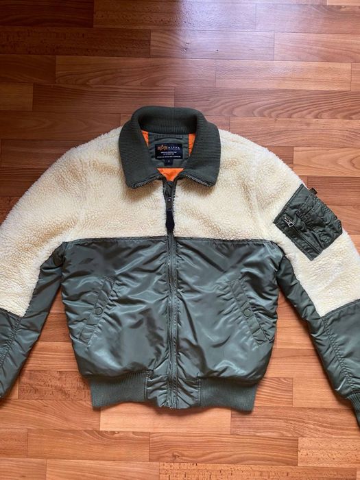 Дутый Бомбер от alpha industries