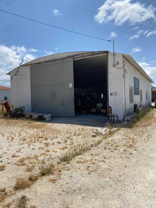 Arrenda-se Armazém em Benavente, bom estado, com contracto.