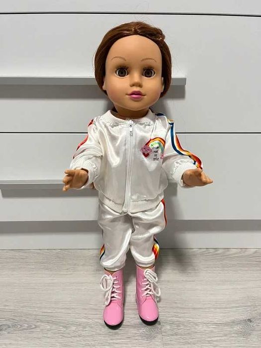 Lalka mówiąca z ubrankami.