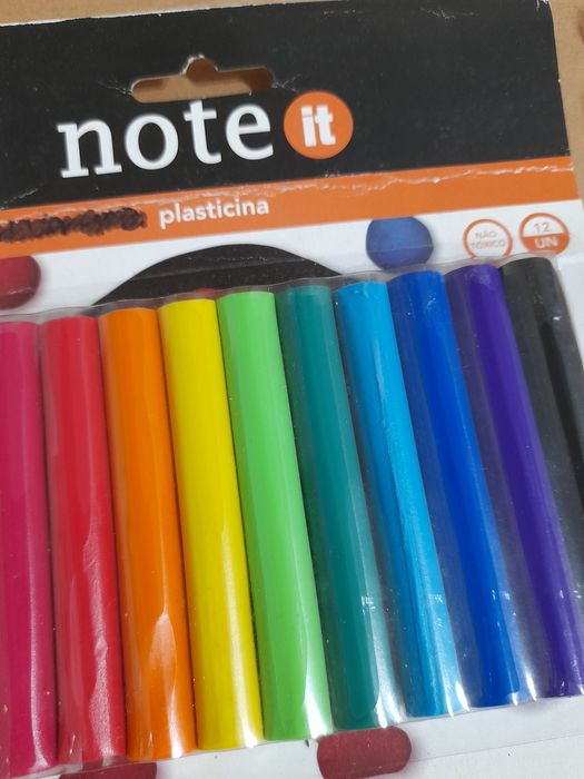 Conjunto de barras de plasticina e moldes