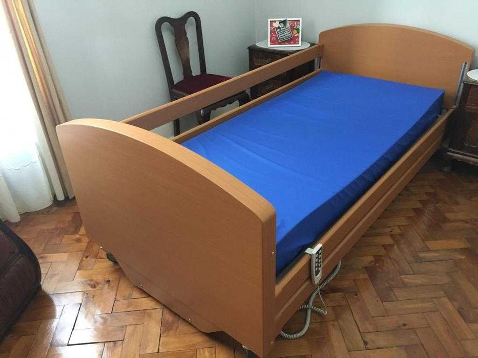 Cama elétrica articulada e elevatória com colchão anti-escaras