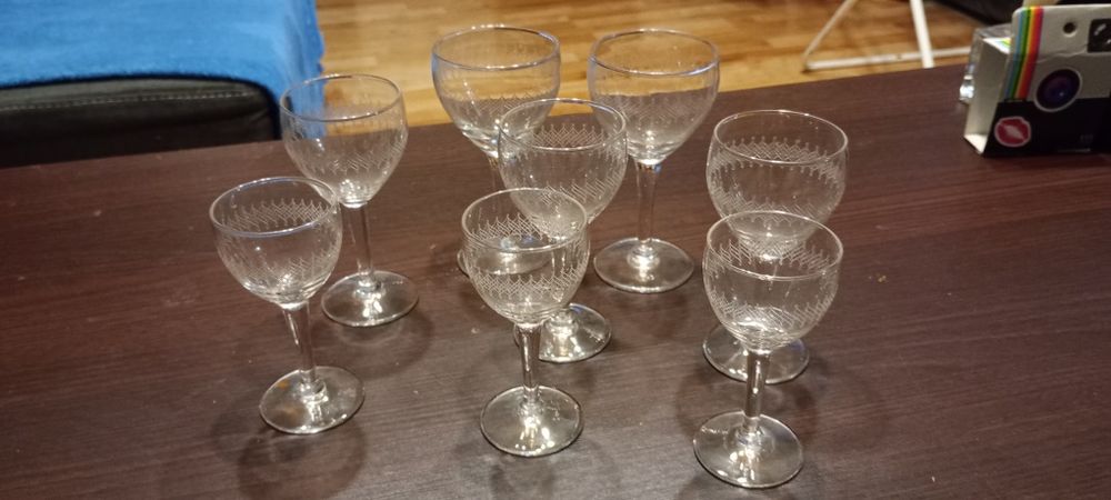 Zestaw 8 kieliszków że szkła uranowego
