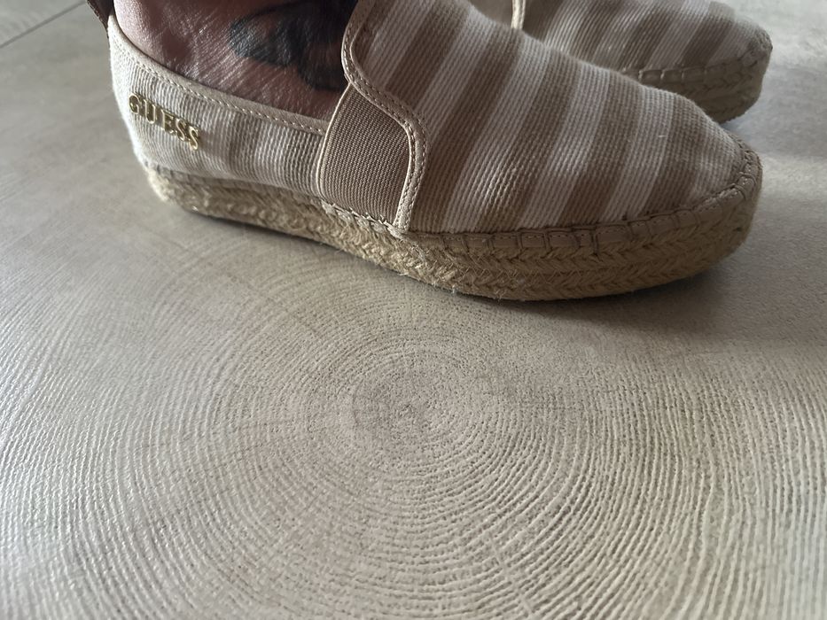 Stylowe espadryle GUESS na lato – elegancja i wygoda w jednym!