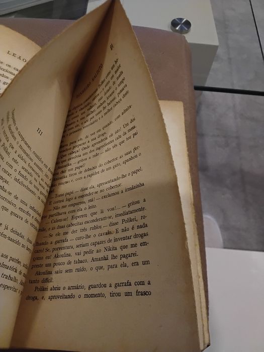 2 livros antigos de Tolstói – “Ana Karenina” + “O Padre Sérgio