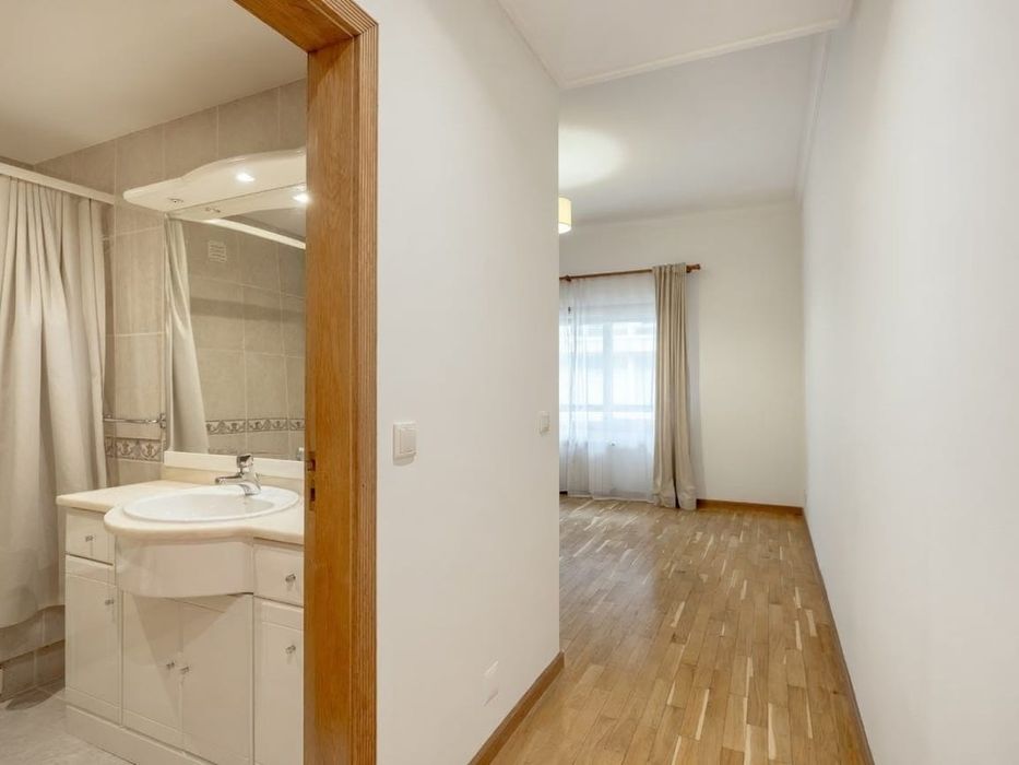 T3 AREEIRO 155m2 + 2 lugares Garagem - Prédio Renovado