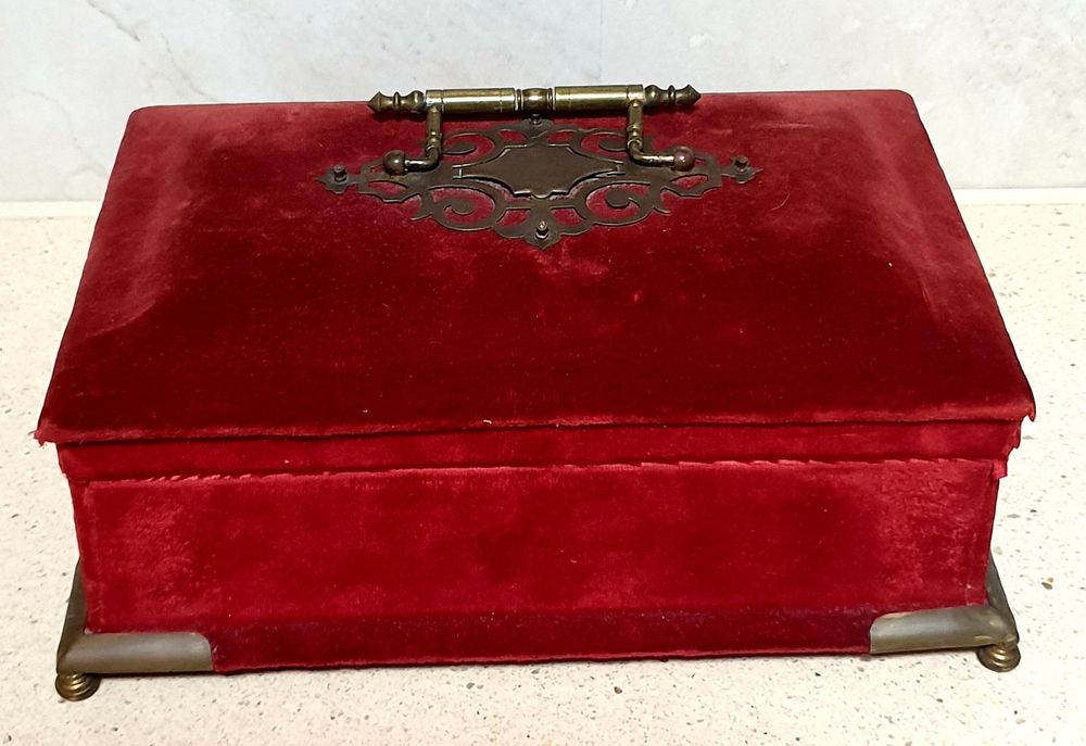 Maravilhoso antigo guarda joias Arte Nova com veludo