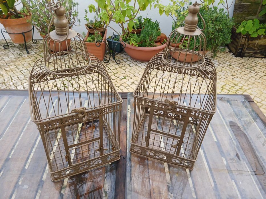 Duas gaiolas douradas decorativas