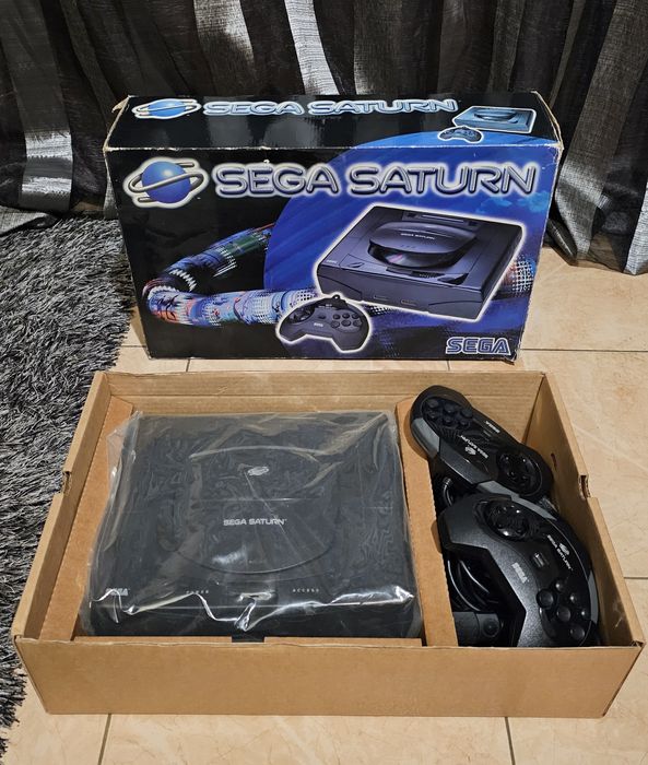 Sega Saturn com caixa