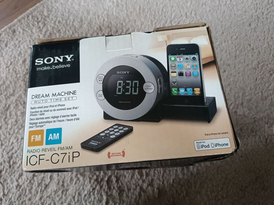 Radiobudzik Sony z funkcją ładowania telefonu Apple.