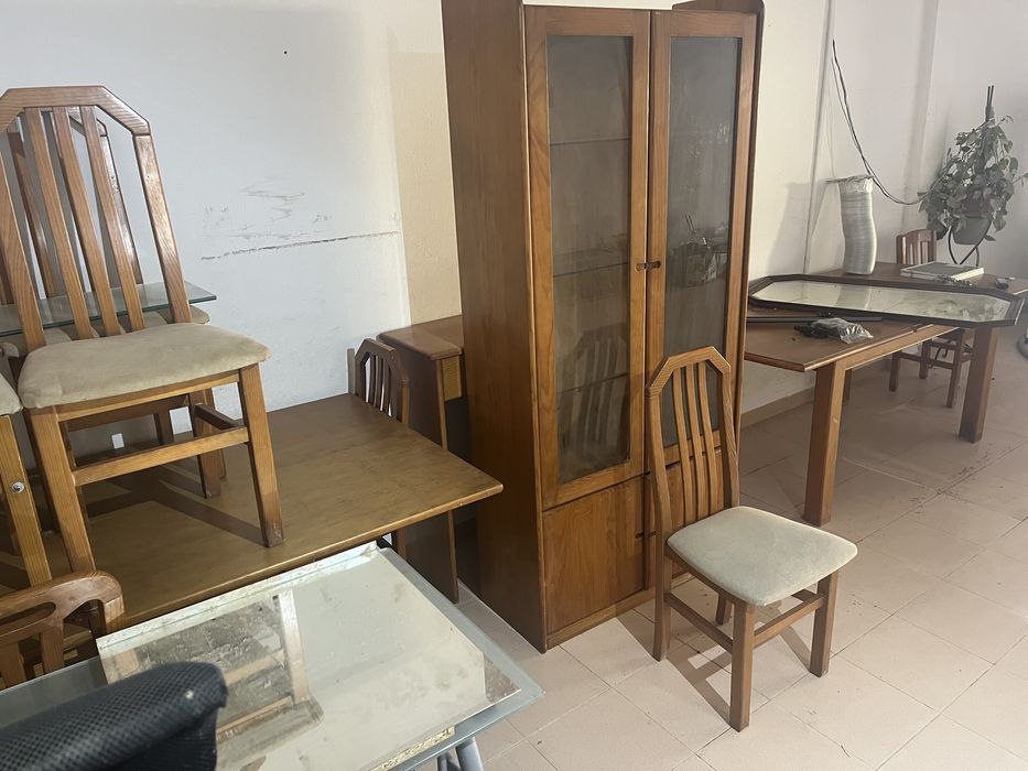 2 mesas extensíveis + 11 cadeiras + cristaleira + outros móveis em madeira maciça