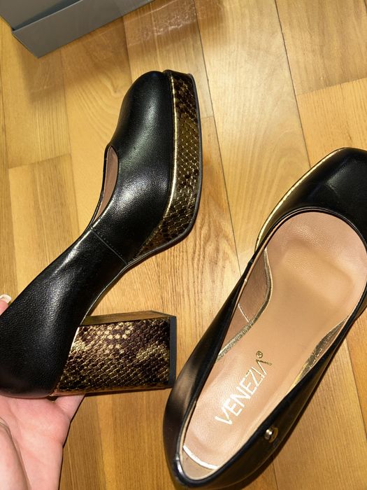 Nowe czarne czółenka na złotej platformie Venezia
