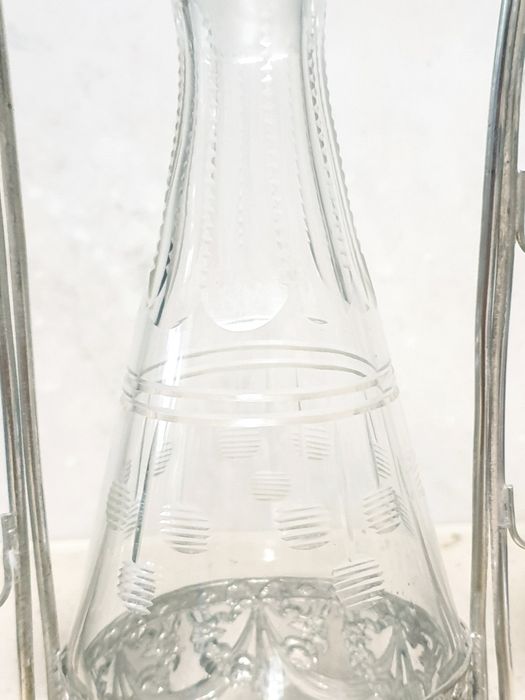 Antiga licoreira em cristal com suporte com banho em prata