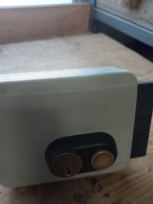 Fechadura  eléctrica viro esquerda com botão