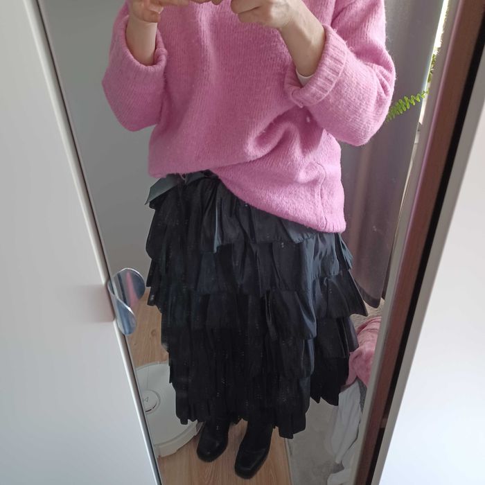 Czarna spodnica falbany