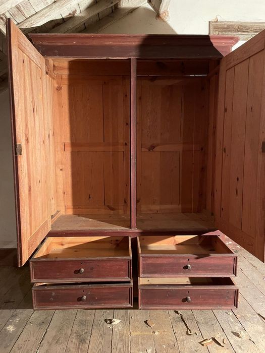 Móvel de madeira antigo