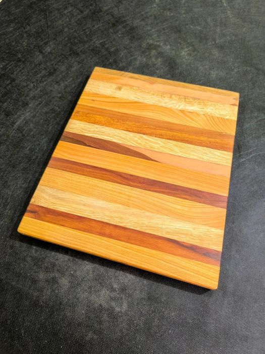 Dębowa deska do krojenia i serwowania posiłków 37x30x3cm  - klejonka