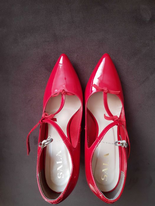 Czerwone czółenka damskie