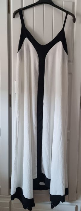 Vestido comprido de verão, em tons de branco e preto.
