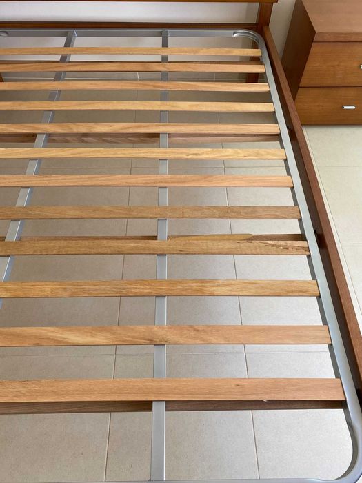 Cama de casal, colchão e mesas de cabeceira em madeira ótimo estado
