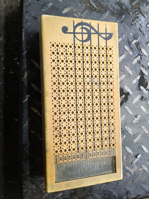 Elektroniczne urządzenie do nauki nut
