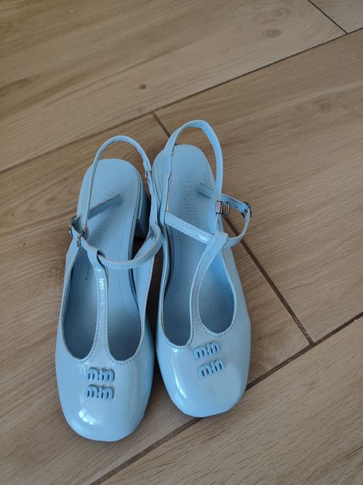 Блакитні туфлі, каблук