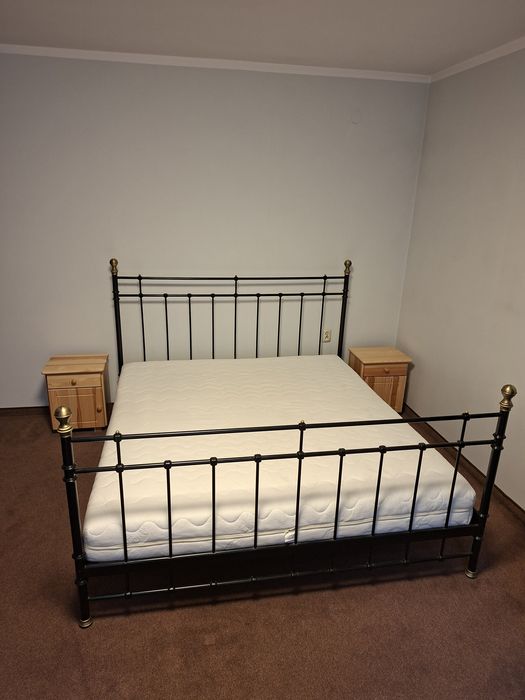 Łóżko metalowe z mosiężnymi detalami