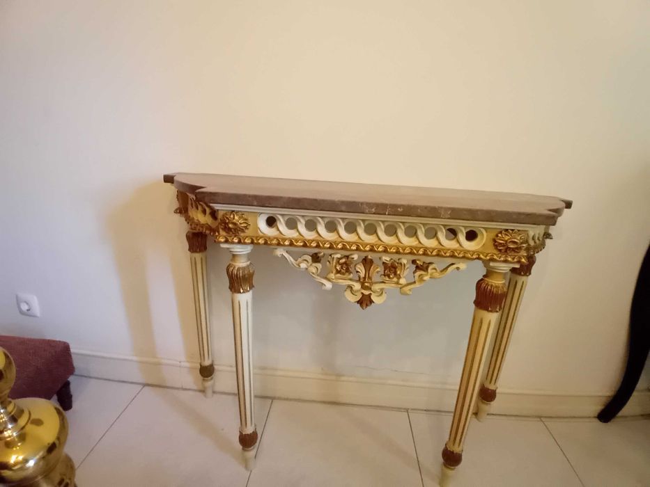 Tampo de mármore maciço, cor castanho mesclado.