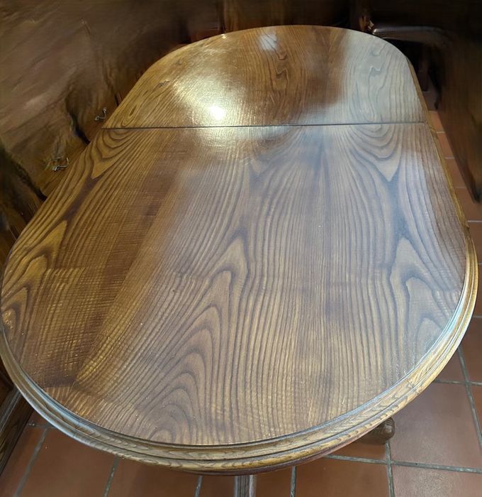 Mesa em madeira de castanho maciça extensivel com 8 cadeiras