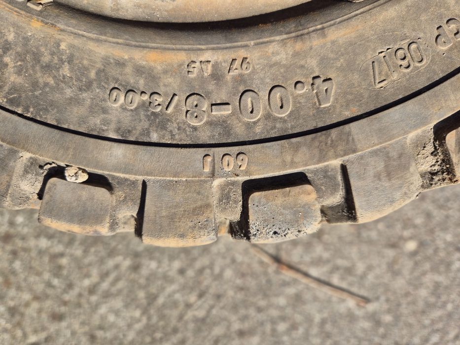 Opony pełne koła 4.00-8