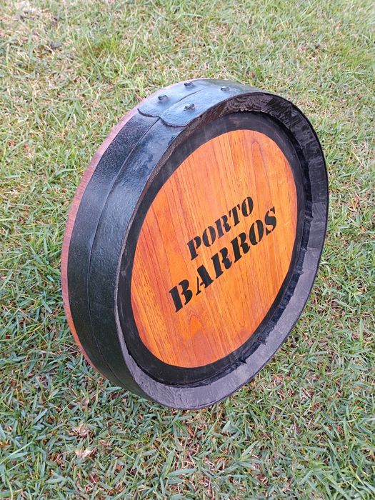 Topo de barril "PORTO BARROS" em madeira de carvalho com aros metálicos
Medidas: 50/10cm topo 
Exemplar estado de conservação