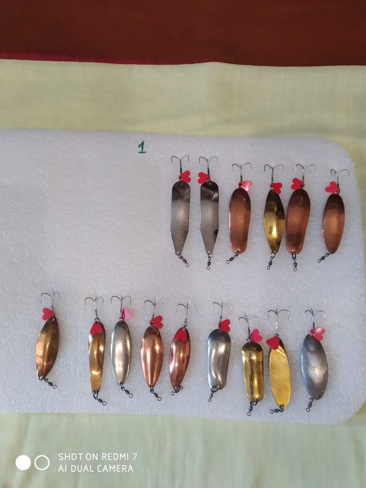 Коллекция деревянных рыбок, воблеров, блесен, мухоблесн.