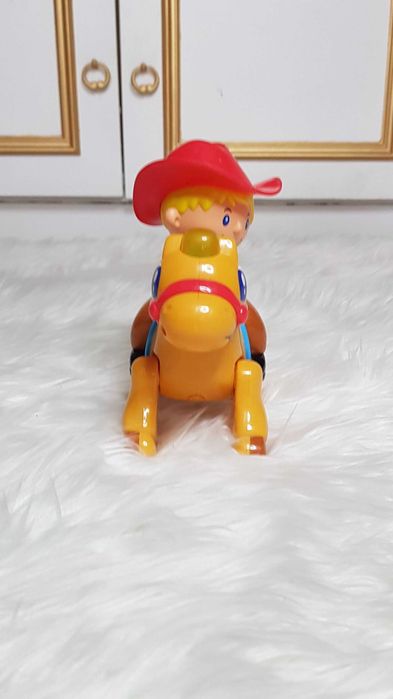 Dumel Discovery galopujący kowboj na koniu zabawka z dźwiękiem muzyką