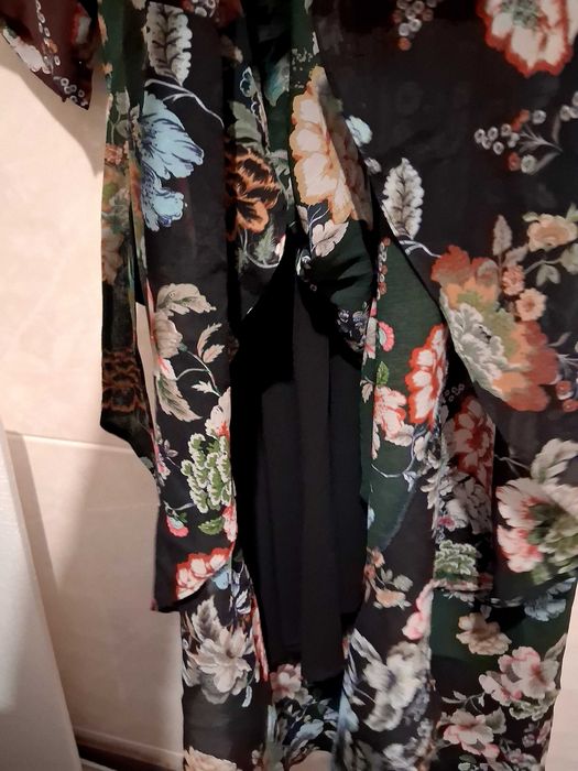 Vestido Zara,com mala.