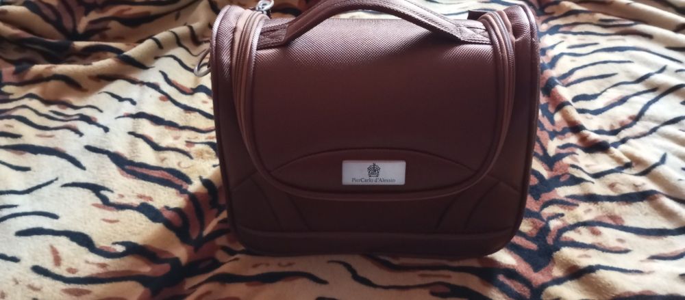 Duży kuferek kosmetyczny,kosmetyczka podróżna