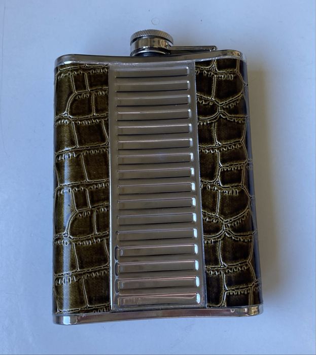 Garrafa de bolso, 2 copos de shot, funil e saca-rolhas