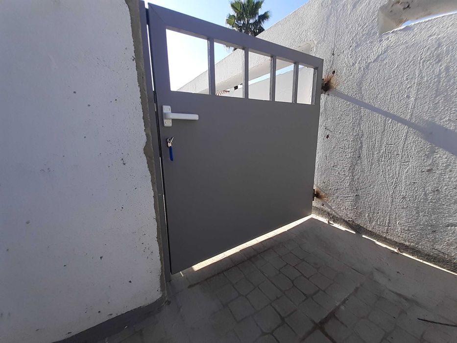 Executo diversos trabalhos de serralharia e bricolage