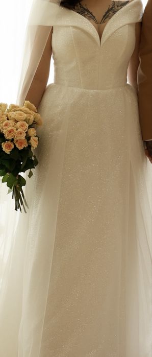 Мінімалістична весільна сукня