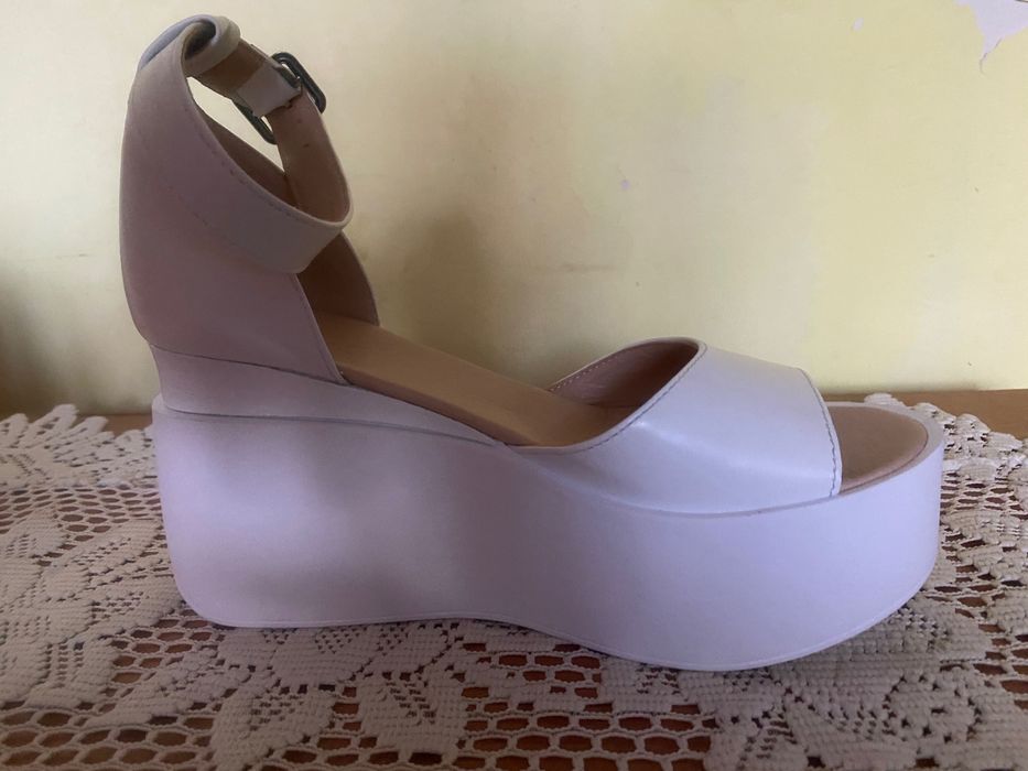 Босоніжки шкіряні білі, танкетка - 5-9 см.  39 р. Нові. 1000 грн.