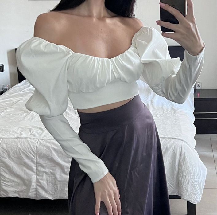 Білий топ з довгим рукавом