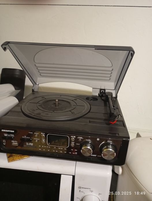 Продам  проігрователь вініловий в ретро стіле. До понеділка ціна менша