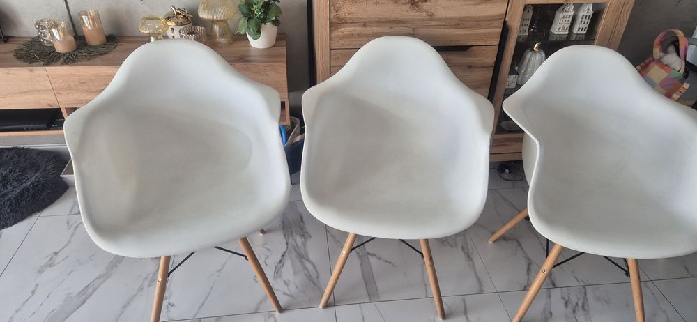 Krzesła plastikowe kubełkowe