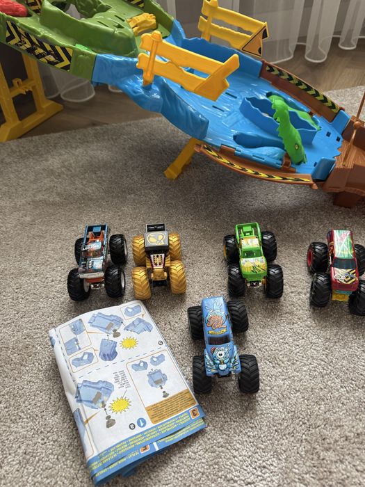 Ігровий набір Hot Wheels Monster Trucks Перегони титанів