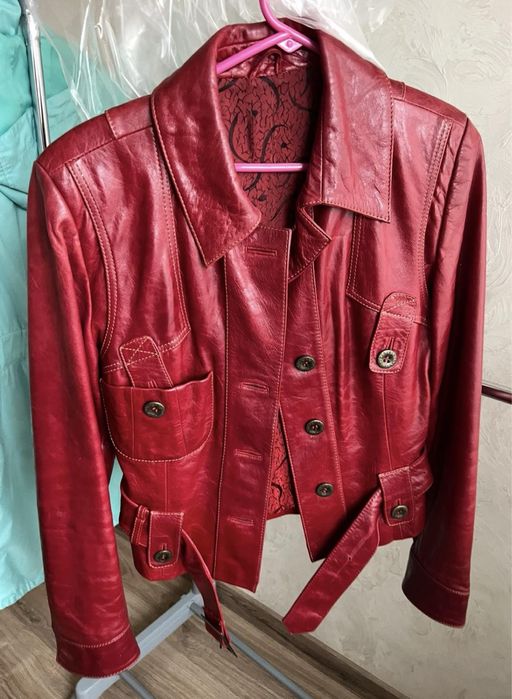 Жіноча шкіряна куртка