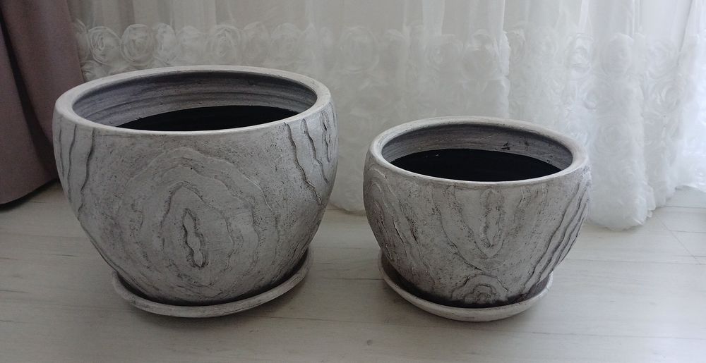 Dwie donice ceramiczne z podstawkami