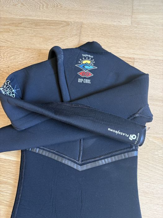 Fato de surf Rip Curl, modelo FLASH/BOMB 4/3 SEALED tamanho 8 anos.