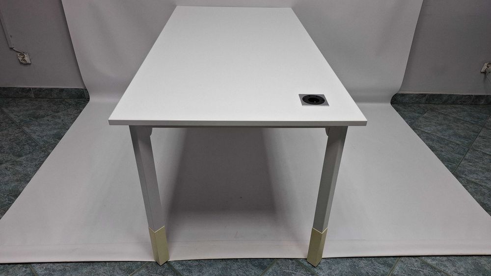 Biurko proste Kinnarps 160x80 białe z gniazdem elektrycznym