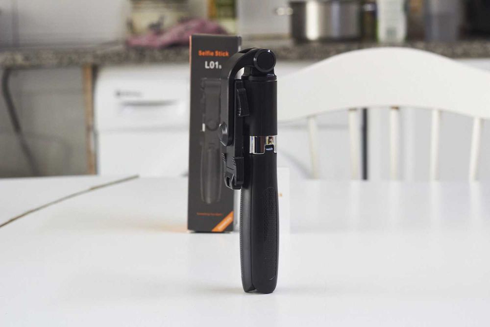 Selfie stick com tripe e comando remoto